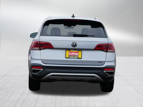 Used 2024 Volkswagen Taos SE w/ Panoramic Sunroof Package image 6
