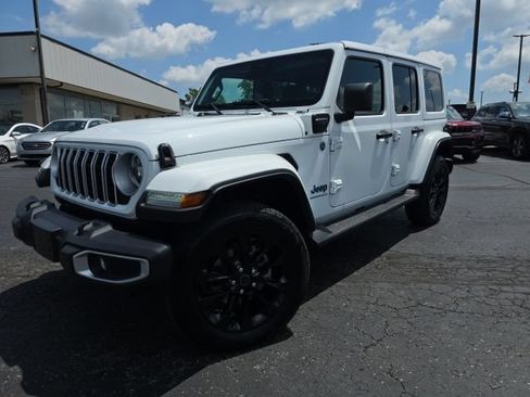 Used 2025 Jeep Wrangler Unlimited Sahara AWD/4WD image 2
