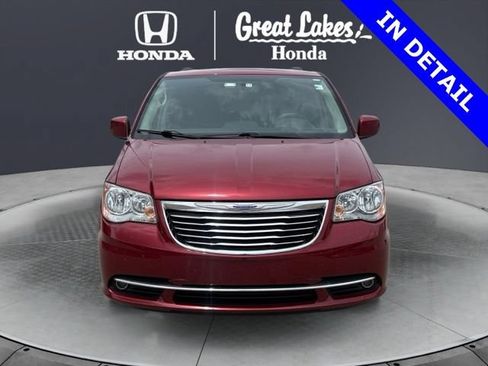Used 2015 Chrysler Town & Country Touring FWD image 8
