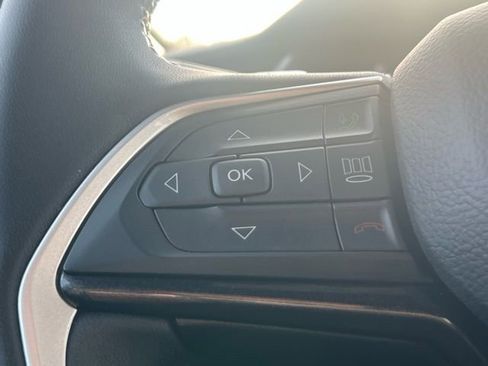 Used 2023 Jeep Grand Cherokee Altitude image 11