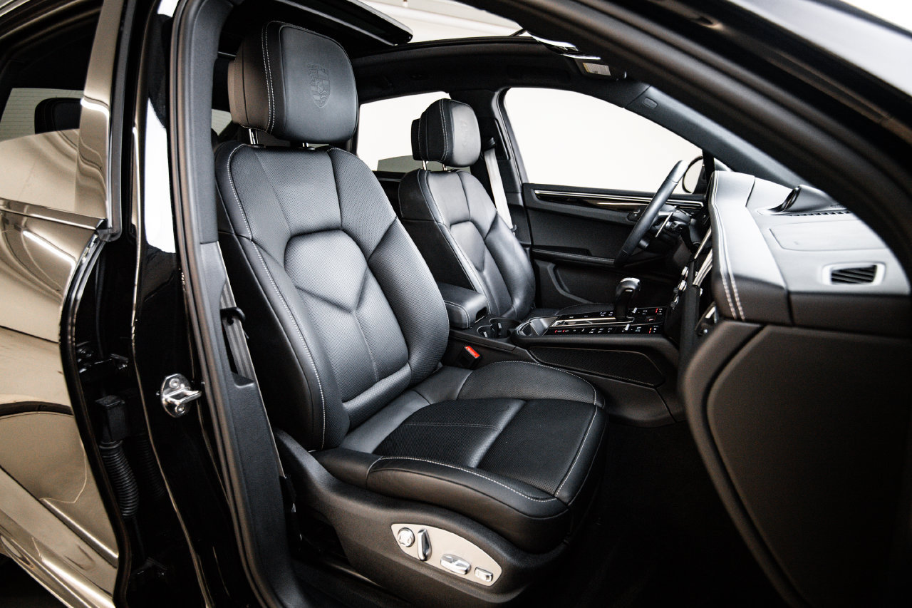 Certified 2023 Porsche Macan Turbo AWD/4WD image 29