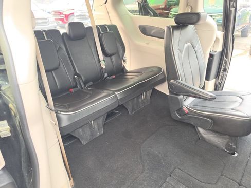 Used 2023 Chrysler Pacifica Limited FWD image 30