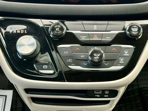 Used 2017 Chrysler Pacifica Touring FWD image 23