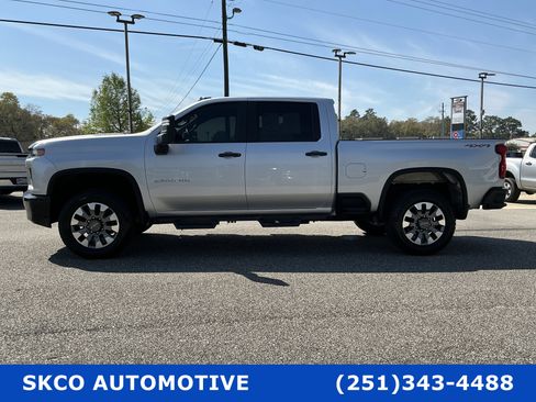 Used 2021 Chevrolet Silverado 2500 Custom w/ Custom Value Package image 2