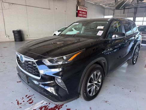 Used 2023 Toyota Highlander XLE FWD image 1