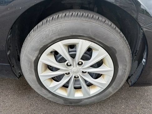 Used 2017 Toyota Camry LE FWD image 4