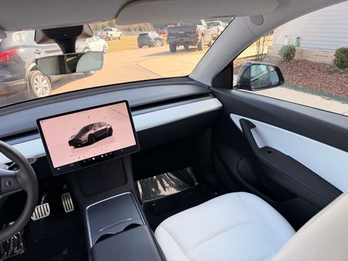 Used 2022 Tesla Model Y Performance image 25