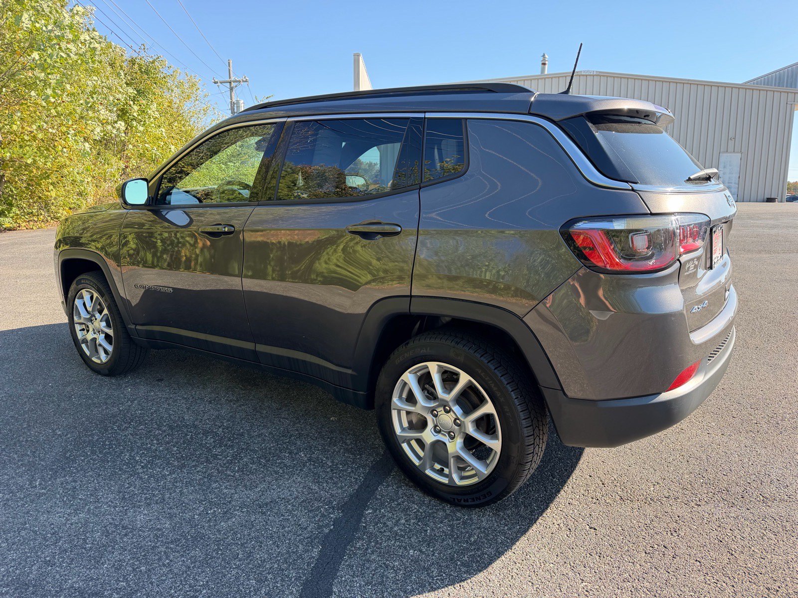 Used 2023 Jeep Compass Latitude w/ Sun and Sound Group AWD/4WD image 9