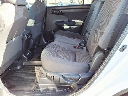 Used 2024 Toyota Highlander LE image 17