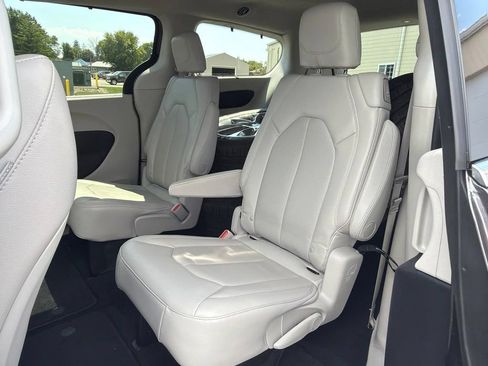 Used 2021 Chrysler Pacifica Touring-L AWD/4WD image 13