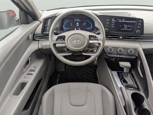 Certified 2025 Hyundai Elantra SE FWD image 13