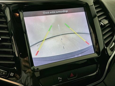 Used 2019 Jeep Cherokee Limited FWD image 14
