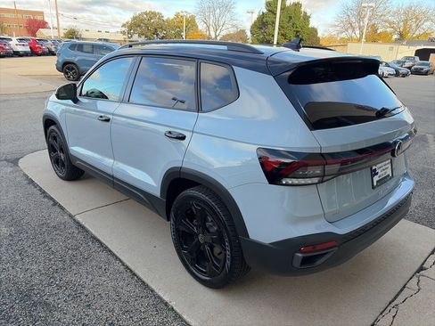 Certified 2025 Volkswagen Taos SE image 6