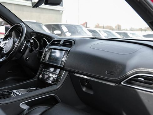 Used 2018 Jaguar F-PACE S image 18