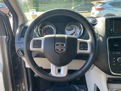 Used 2014 Dodge Grand Caravan SXT w/ UConnect Hands-Free Group image 19