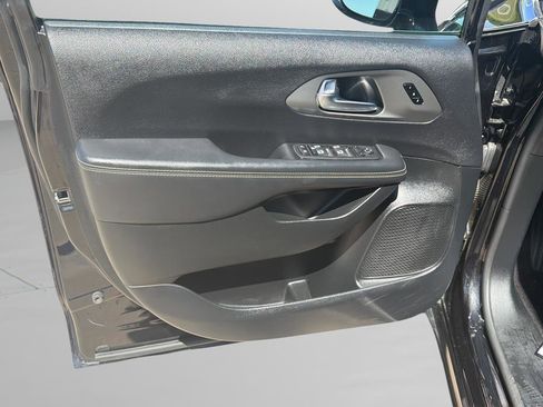 Used 2025 Chrysler Pacifica Select FWD image 16