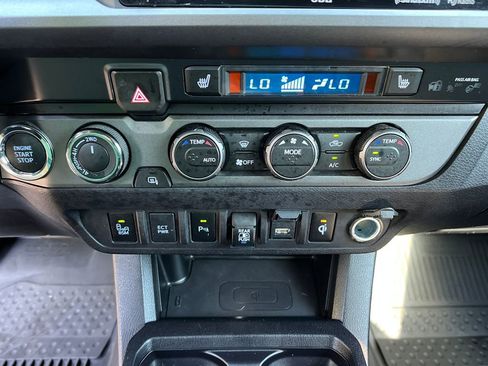 Used 2021 Toyota Tacoma TRD Off-Road w/ TRD Premium Off Road Package AWD/4WD image 17