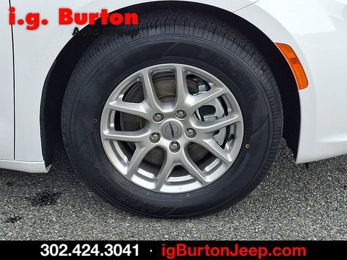 Used 2024 Chrysler Pacifica Touring-L FWD image 8