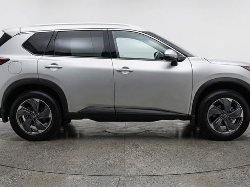 Used 2025 Nissan Rogue SV FWD image 11