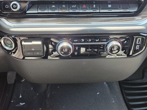 New 2025 GMC Sierra 1500 Elevation image 13