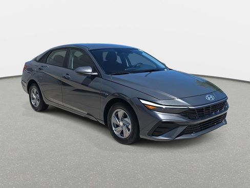 Used 2026 Hyundai Elantra SE FWD image 3