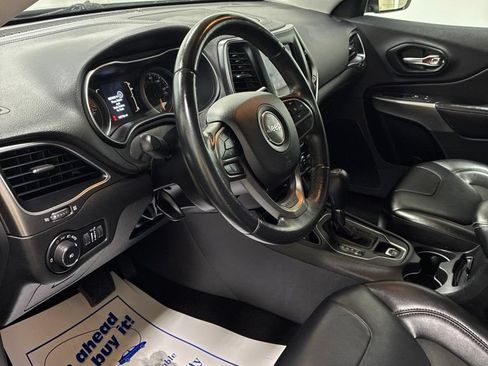 Used 2019 Jeep Cherokee Latitude Plus FWD image 11