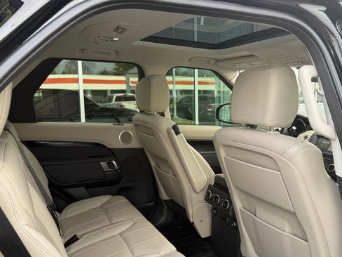 Used 2019 Land Rover Discovery SE image 24