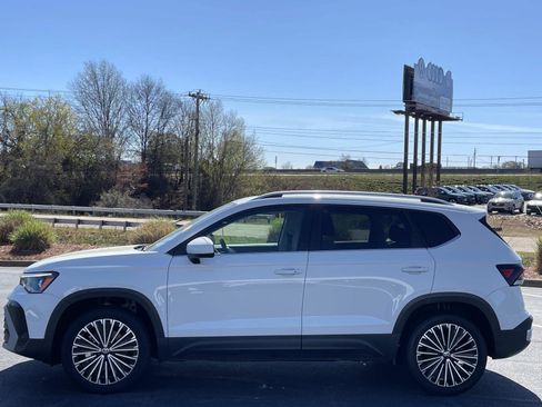 Certified 2025 Volkswagen Taos SE w/ Panoramic Sunroof Package image 4