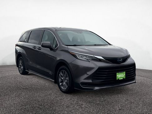Used 2021 Toyota Sienna LE image 7