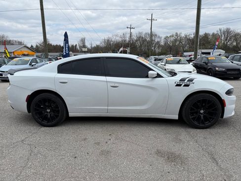 Used 2019 Dodge Charger SXT image 4