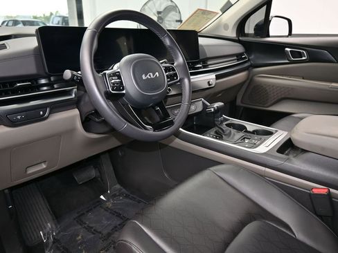 Used 2025 Kia Carnival image 12