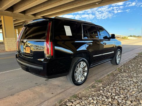 Used 2019 Cadillac Escalade Platinum image 3