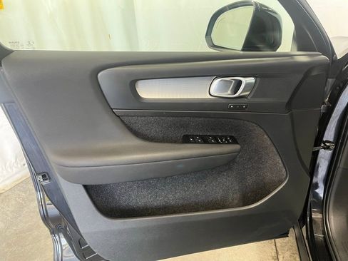 Used 2022 Volvo XC40 T5 Momentum image 9