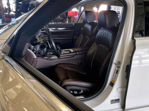Used 2021 BMW 750i xDrive image 7