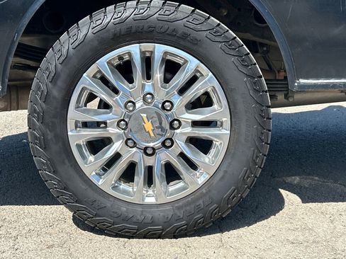 Used 2023 Chevrolet Silverado 2500 High Country w/ Z71 Off-Road Package image 10