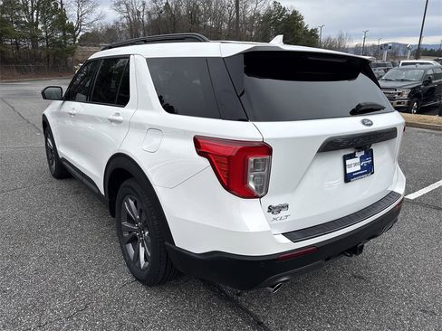 Used 2022 Ford Explorer XLT w/ Equipment Group 202A image 5