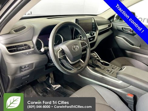 Used 2024 Toyota Highlander LE image 3