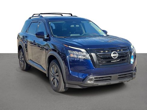 Certified 2024 Nissan Pathfinder SV FWD image 2
