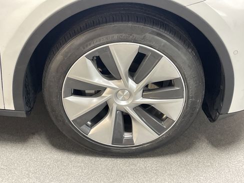 Used 2021 Tesla Model Y Long Range image 13