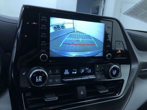 Certified 2021 Toyota Highlander XLE AWD/4WD image 27