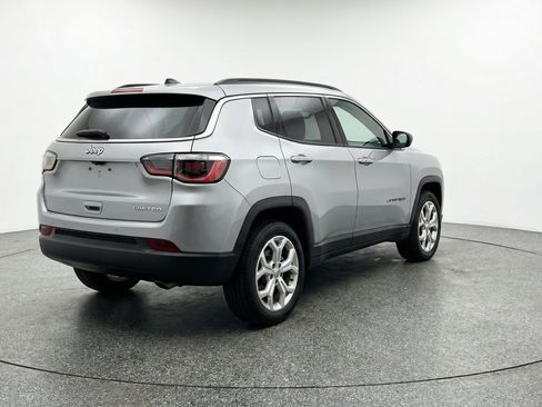 Used 2025 Jeep Compass Latitude image 9