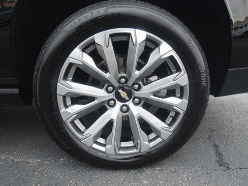 Used 2025 Chevrolet Suburban High Country AWD/4WD image 8