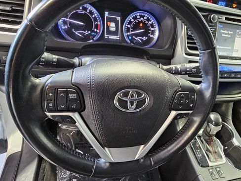 Used 2019 Toyota Highlander SE w/ Carpet Mat Package (TMS) FWD image 18