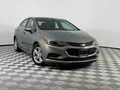 Used 2017 Chevrolet Cruze LT w/ Convenience Package FWD image 2