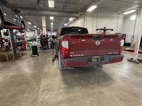 Used 2019 Nissan Titan SV w/ SV Convenience Package AWD/4WD image 4