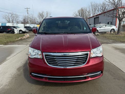 Used 2013 Chrysler Town & Country Touring FWD image 2