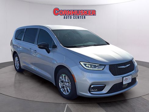 New 2026 Chrysler Pacifica Select image 1