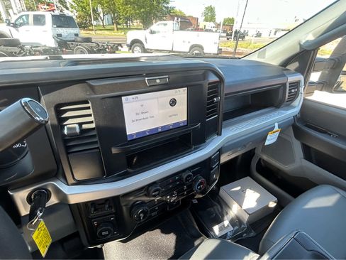 New 2026 Ford F550 4x4 Regular Cab Super Duty image 17