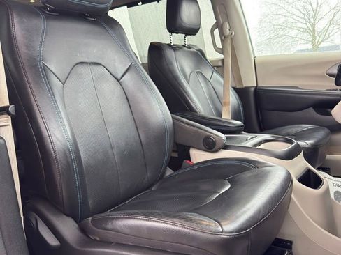 Used 2021 Chrysler Pacifica Touring-L image 42