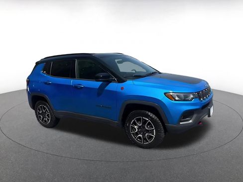 Used 2025 Jeep Compass Trailhawk image 2